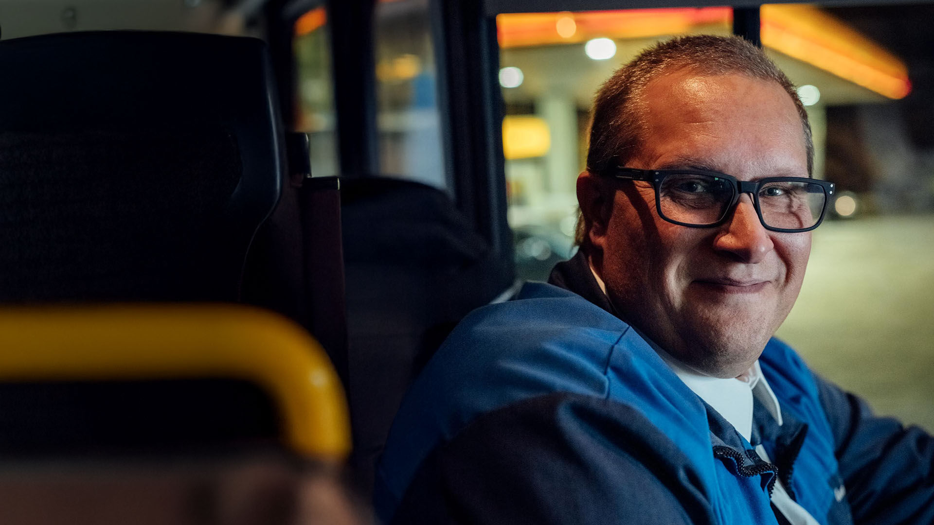 Ajolasit päässä autossa istuva nainen